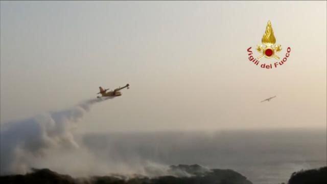 Incendio a Pantelleria, Canadair in azione per contenere roghi attivi