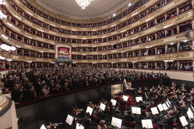 13 minuti d’applausi per il Godunov alla Scala, ovazione per Mattarella