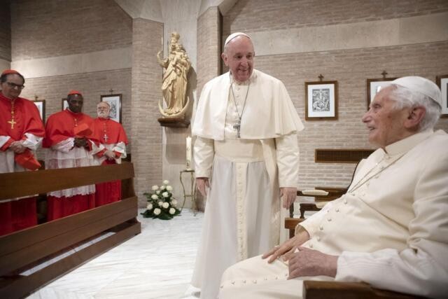 Papa Francesco chiede preghiere per Benedetto XVI “E’ molto malato”