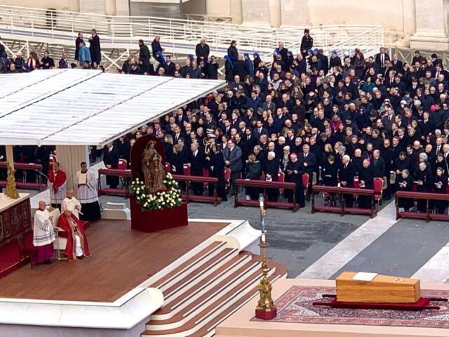 Oltre 50mila fedeli per l’ultimo saluto a Benedetto XVI “Santo subito”
