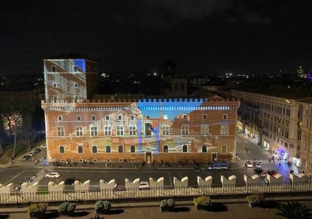 Palazzo Venezia si illumina con le foto di “Roma silenziosa bellezza”