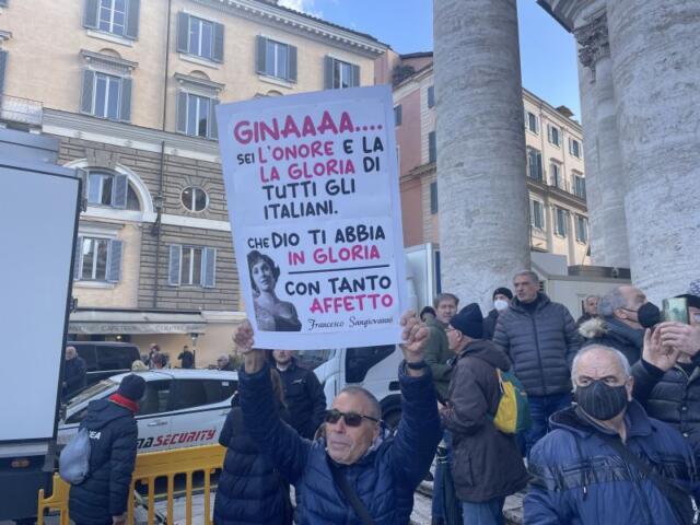 Gina Lollobrigida, a Roma l’ultimo saluto alla “Bersagliera”