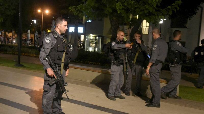 Attacco terroristico a Gerusalemme, diversi morti e attentatore ucciso