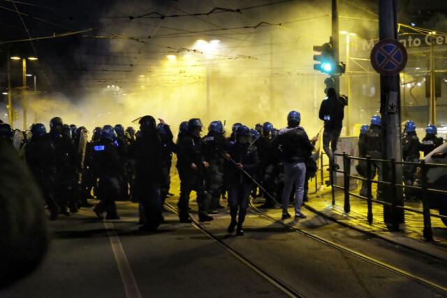 Scontri al corteo degli anarchici a Torino per Cospito