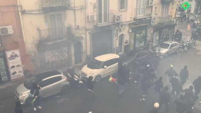 Scontri a Napoli con i tifosi dell’Eintracht, in fiamme auto polizia