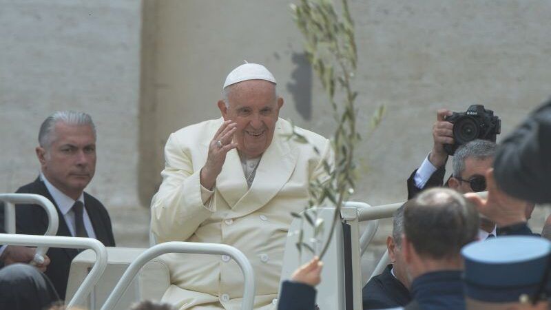 Il Papa non parteciperà alla Via Crucis, la seguirà da Santa Marta