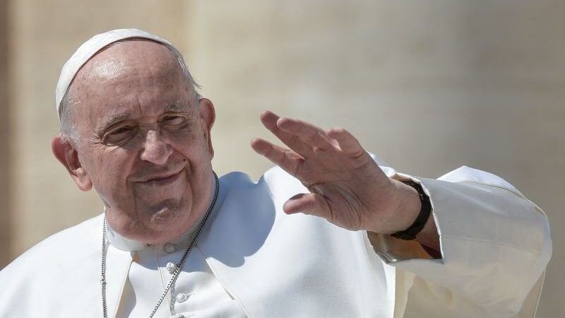 Il Papa in Ungheria “Prego per un futuro di pace”