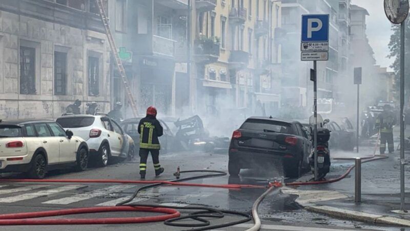 Esplosione in centro a Milano, coinvolte diverse auto e un appartamento