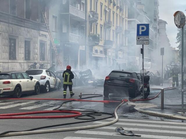 Esplosione in centro a Milano, coinvolte diverse auto e un appartamento