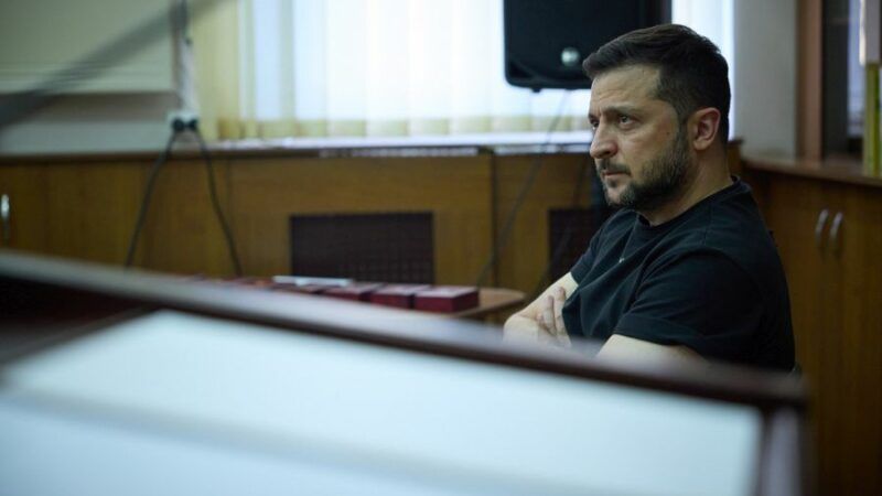 Ucraina, Zelensky “Chi non è in prima linea aiuti a combattere”