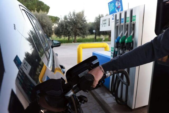 Carburanti, prezzi medi di gasolio e benzina stabili da tre giorni