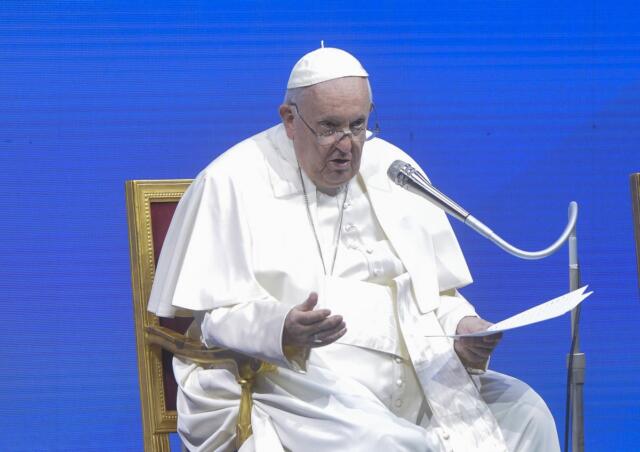 Papa “Ridurre le spese militari in favore di bisogni umanitari”