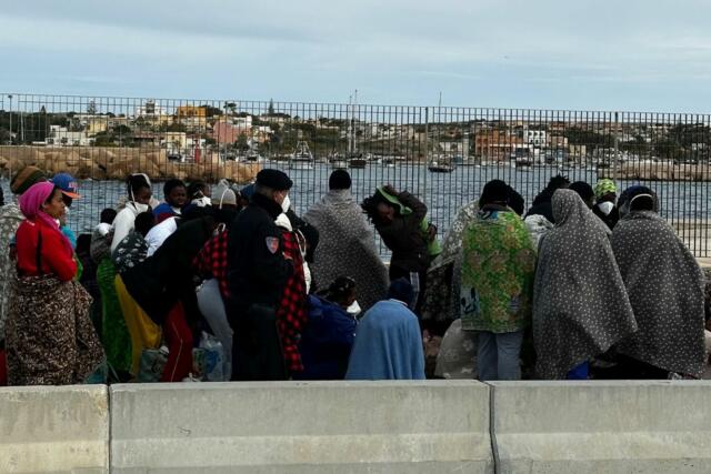 Record di sbarchi a Lampedusa, 4.024 persone in un hotspot strapieno