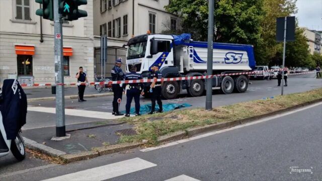 Milano, ciclista 28enne travolta da un camion in Porta Romana
