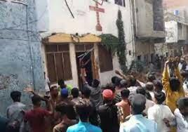 Assaltate quattro chiese in Pakistan a Faisalabad dopo l’accusa di profanazione del Corano