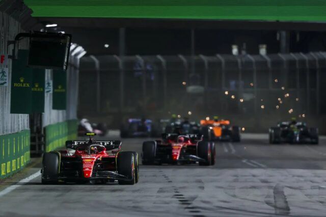 Gioia Ferrari a Singapore, vince Sainz davanti a Norris