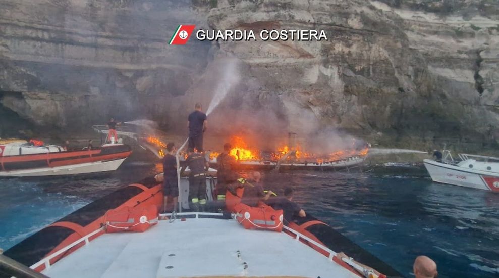 Veliero in fiamme al largo di Lampedusa, passeggeri tratti in salvo