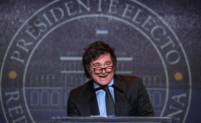 Trionfo di Milei che con il 56% diventa presidente dell’Argentina