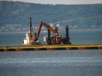 Foto: Realizzazione molo a chiusura di una zona portuale nel Firth of Forth, la foce del fiume Forth a Edimburgo