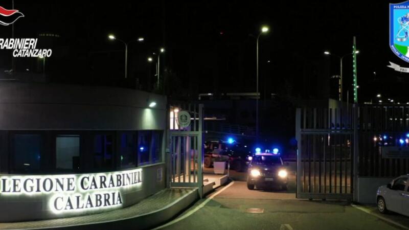 Droga e telefoni cellulari in carcere, 38 indagati a Catanzaro