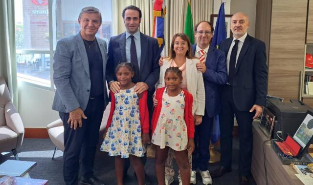 Cerimonia all’Ambasciata d’Italia a Santo Domingo | Consegnati i visti a due bambine adottate da una coppia di Matera